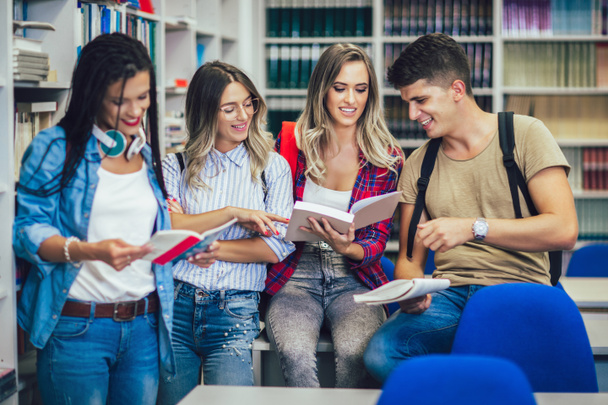 Grupo de estudantes universitários na biblioteca sorrindo
 - Foto, Imagem