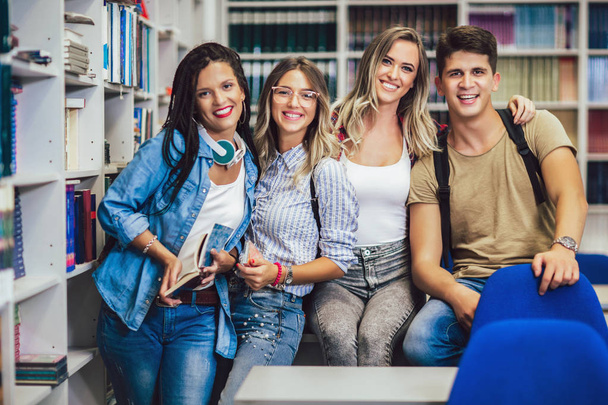 Kütüphane gülümseyerek, Üniversite öğrenci grubu - Fotoğraf, Görsel