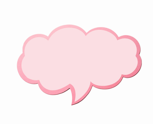 De tekstballon als een wolk met roze rand geïsoleerd op een witte achtergrond. Kopiëren van ruimte - Foto, afbeelding