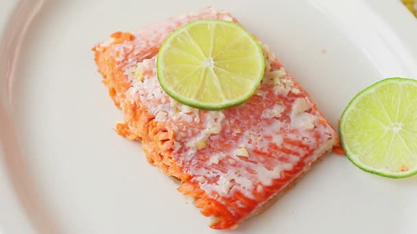 Adding lime slices and dill to a serving of salmon - Footage, Video