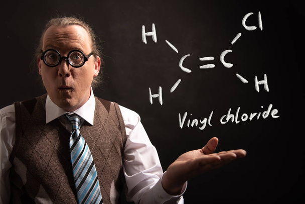 A vinil-kloriddal kapcsolatban kézzel rajzolt kémiai formulát bemutató professzor - Fotó, kép