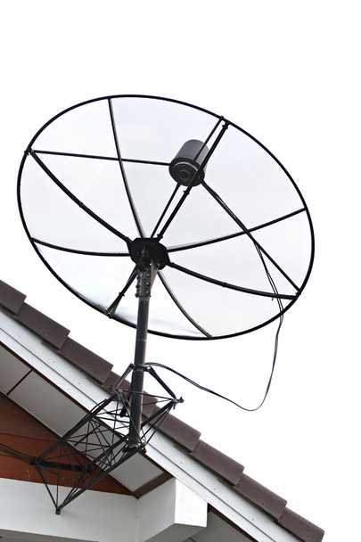 衛星放送受信アンテナの家の屋根に立ち往生. - 写真・画像