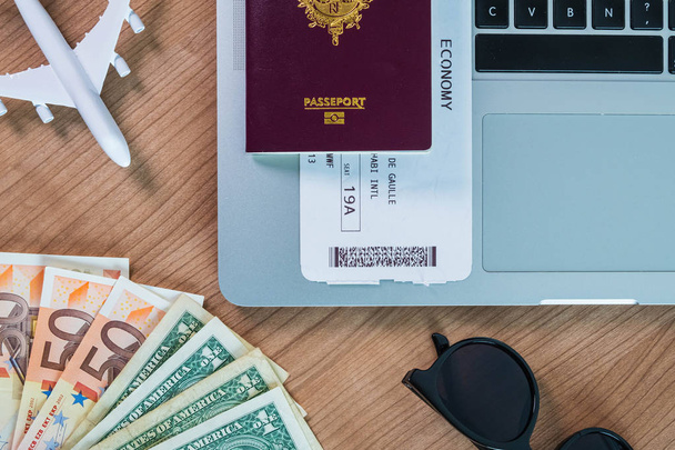 Économie de vacances calcul passeport ordinateur euro dollar
 - Photo, image