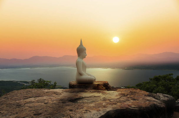 Buddha patsas vuorella auringonlaskun tai auringonnousun tausta
 - Valokuva, kuva