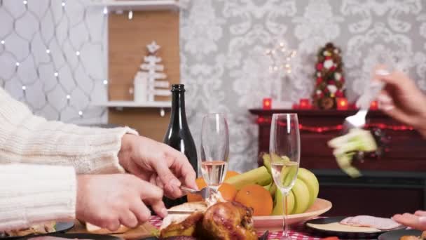Couple at Christmas dinner eating together and clinking glasses of champagne - Filmagem, Vídeo