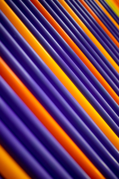 紫とオレンジのパターンプラスチックチューブストロー斜めの背景  - 写真・画像