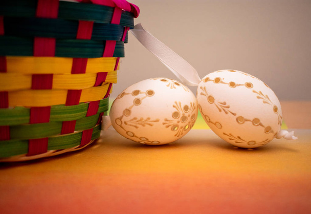 Uova di Pasqua decorate e cestino in colori pastello con spazio copia
  - Foto, immagini
