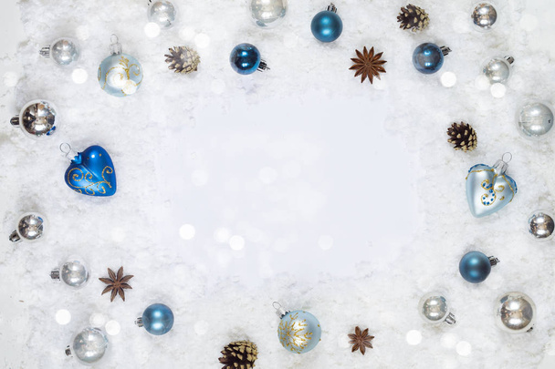 Πρωτοχρονιά φόντο Χριστουγεννιάτικα στολίδια στο χιόνι - Φωτογραφία, εικόνα