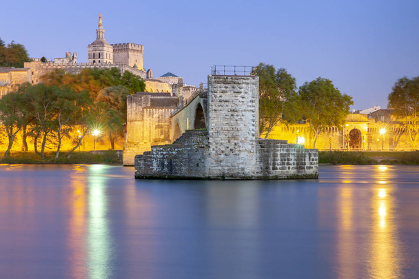 Avignon. Ponte de St. Benezet sobre o rio Rhone. - Foto, Imagem