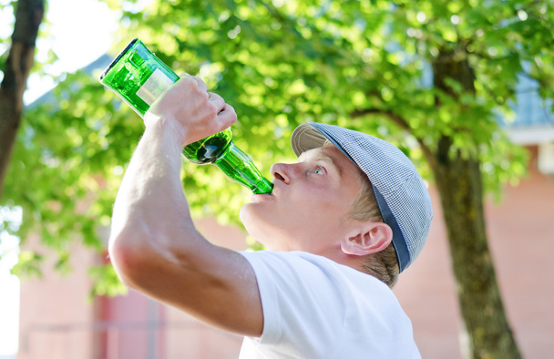 alkoholik pije z butelki - Zdjęcie, obraz