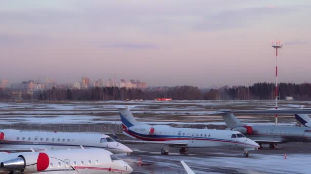 Un gran numero di aerei parcheggiati in aeroporto. Aeroplani business jet passeggeri
 - Filmati, video