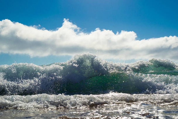 Golven breken op het strand van Antogafasta, Chili. Laag hoek schot. - Foto, afbeelding