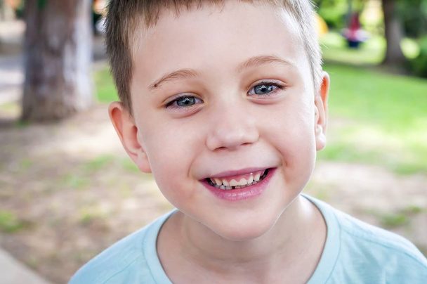 Engraçado adorável caucasiano 7 anos de idade da escola primária criança levemente sorrindo para a câmera
. - Foto, Imagem