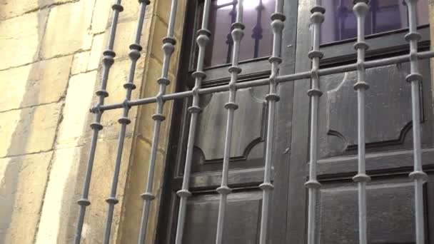 uraltes, schwarz gemustertes Gitter am Fenster des Hauses - Filmmaterial, Video