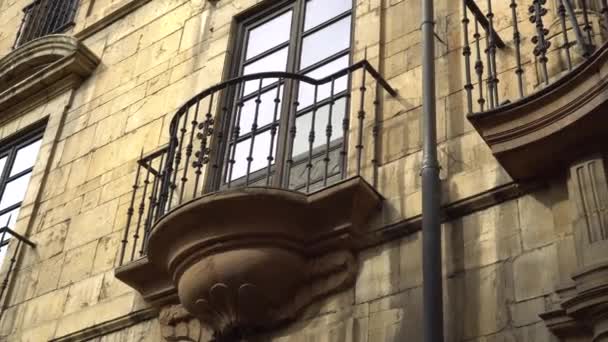 Piękny Wzorzysty balkon starożytnego budynku z metalowym grillem - Materiał filmowy, wideo