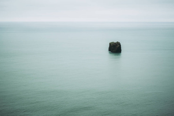 Agua tranquila y piedra rocosa. Islandia minimalista
 - Foto, imagen