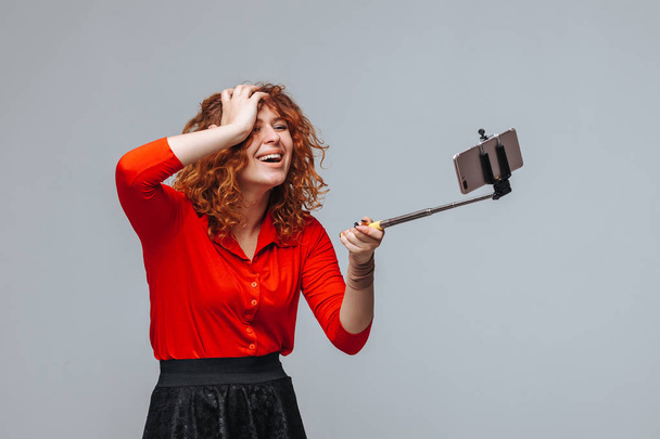 rousse fille prendre selfie sur téléphone sur monopod
 - Photo, image