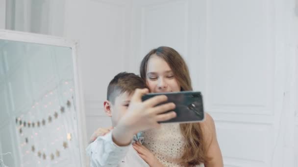 Mosolygó fiú és lány hogy selfie képek együtt. - Felvétel, videó