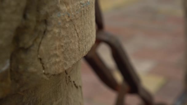 Starożytny duży metalowy łańcuch na drewnianym poście - Materiał filmowy, wideo