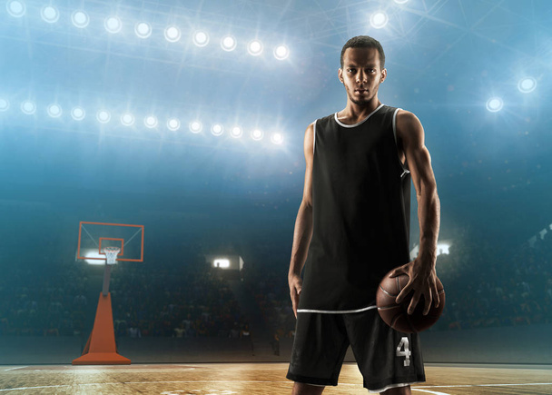 Işıklı bir spor arenada profesyonel basketbolcu - Fotoğraf, Görsel