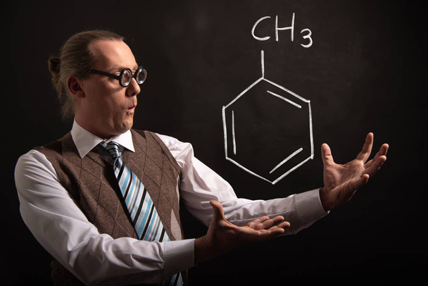 Professor präsentiert handgezeichnete chemische Formel von Toluol - Foto, Bild