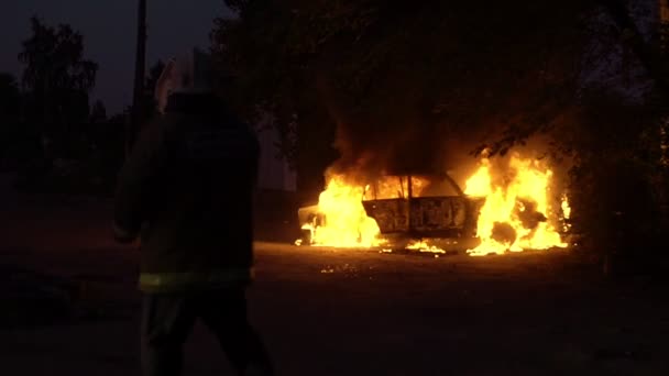 Feuerwehr-Team versucht brennendes Auto zu löschen, das explodiert - Filmmaterial, Video