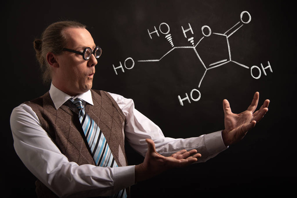 Professor presenteert hand getekende chemische formule van vitamine C - Foto, afbeelding