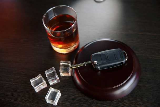 Выпивка алкоголя при вождении
 - Фото, изображение