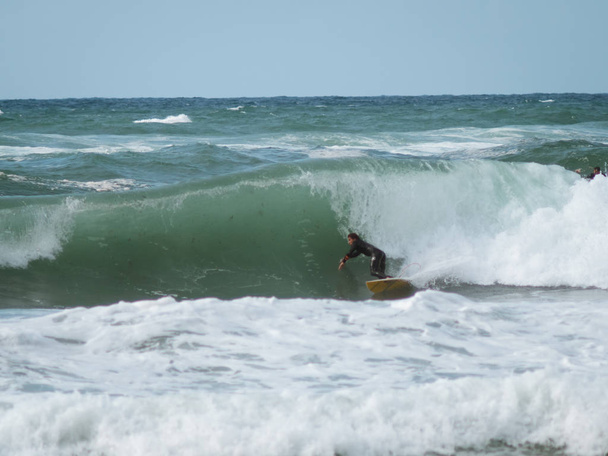 Молодой серфер поймал волну в Сан-Себастьяне
 - Фото, изображение