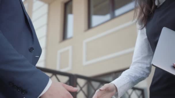 男性と女性のビジネスパートナー握手ビジネス関係ビデオ  - 映像、動画