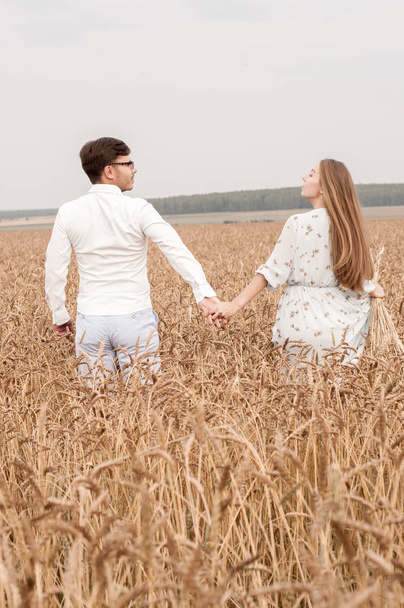 Love Story in a Wheat Field - Φωτογραφία, εικόνα