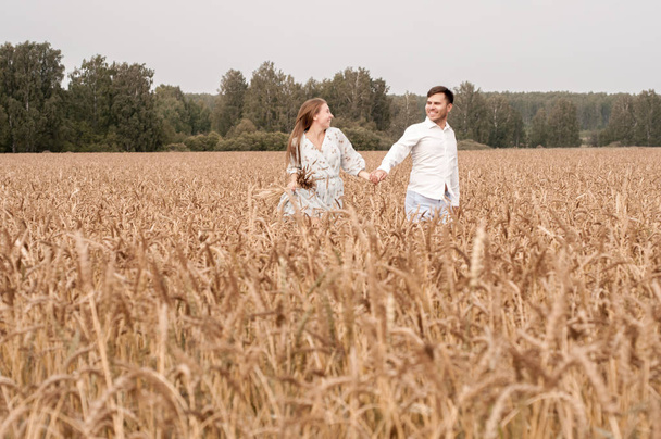 Love Story in a Wheat Field - Foto, imagen