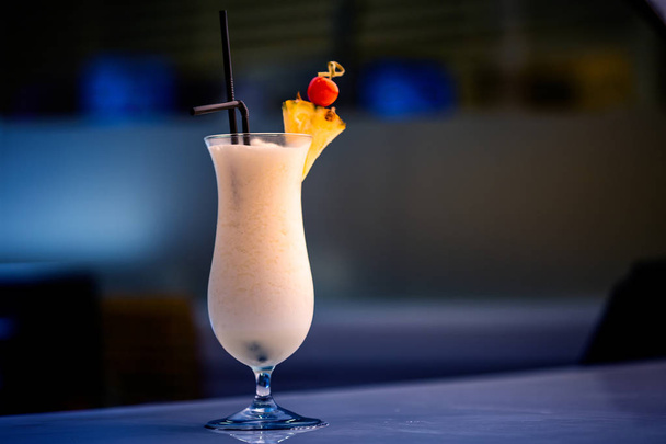 Bellissimo cocktail di ananas sul bancone del bar
. - Foto, immagini