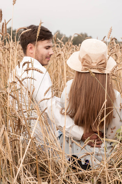 Love Story in a Wheat Field - Foto, afbeelding