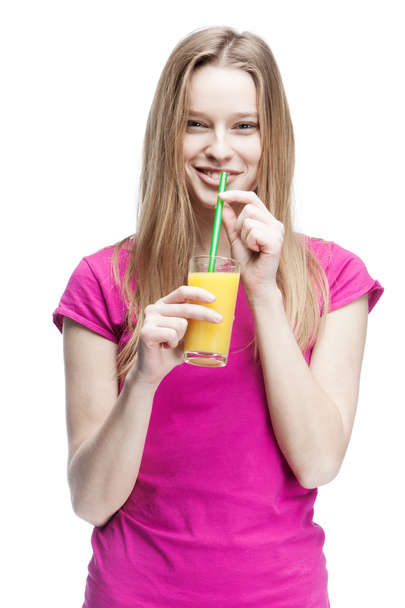 オレンジ ジュースを飲む若い美しいブロンドの女性 - 写真・画像