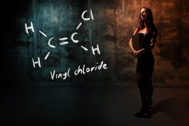 Sexy chica o secretaria o estudiante que presenta fórmula química dibujada a mano de cloruro de vinilo
 - Foto, Imagen
