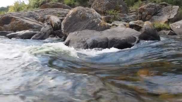 San Antonio River water flow in Cuesta Blanca, Cordoba, Argentinië. - Video