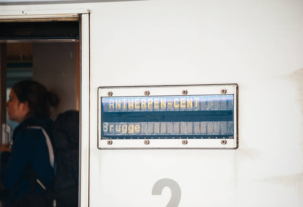 Mujer dentro del tren SNCB en Bélgica
 - Foto, imagen