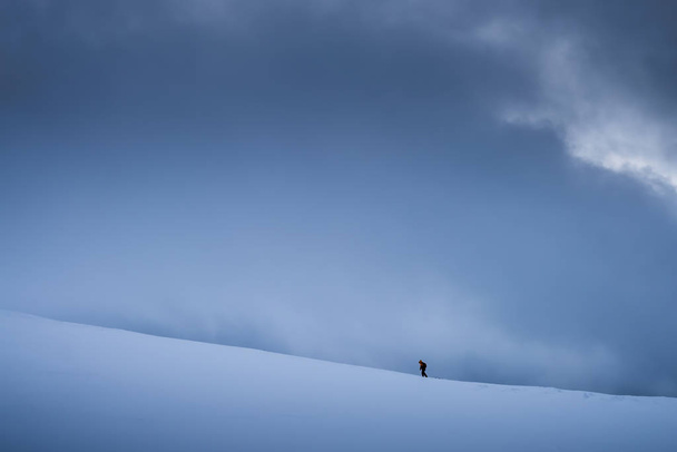 Trekker felé gyalogos Storsteinen hegy csúcstalálkozó  - Fotó, kép