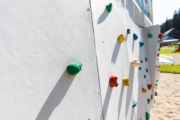Artificial climbing wall. - Foto, afbeelding