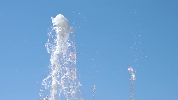 噴水からの水の小さな小滴が空を飛ぶ。スローモーションでのアクション. - 映像、動画