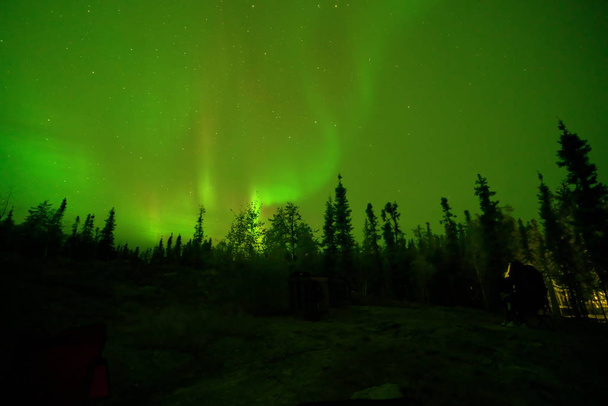 Yellowknife, Kanada-sierpień, 2019: Zorza polarna lub Zorza polarna zaobserwowane w Yellowknife, Kanada, sierpień, 2019 - Zdjęcie, obraz
