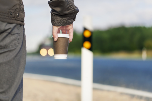 człowiek z kawy na autostradzie - Zdjęcie, obraz
