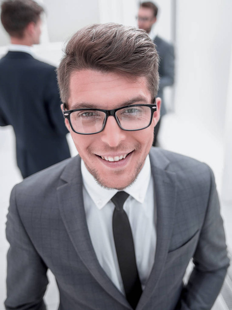 close up.confident young businessman on blurred office background - Fotografie, Obrázek