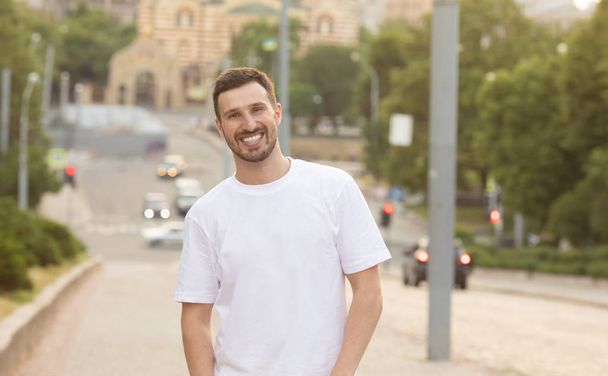 Portrait of handsome man posing smiling in city - Foto, afbeelding