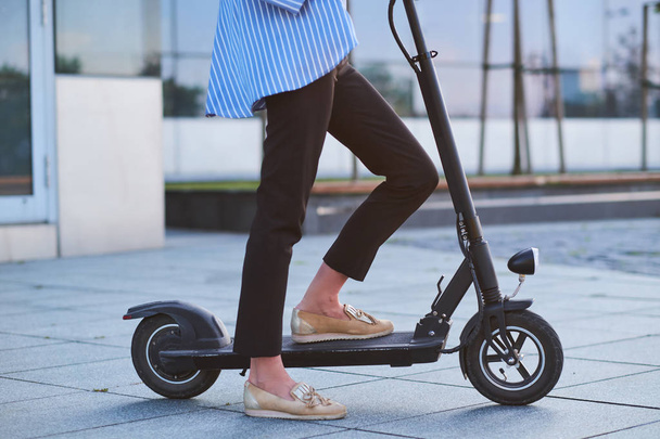 Genç kadın yeni scooter sürme zevk - Fotoğraf, Görsel