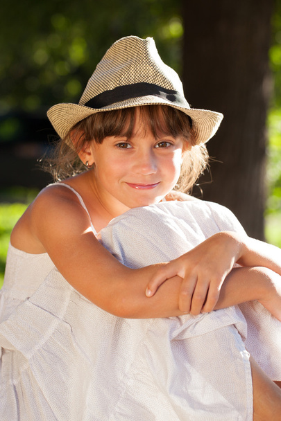 Menina de olhos castanhos alegre em um chapéu elegante
 - Foto, Imagem