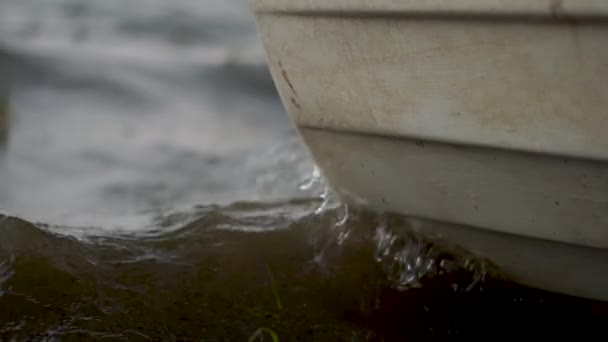Parte de Little barco blanco en el lago durante la tormenta y el tiempo ventoso
 - Imágenes, Vídeo