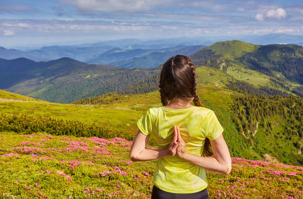 jovem fitness mulher praticar ioga na montanha
 - Foto, Imagem