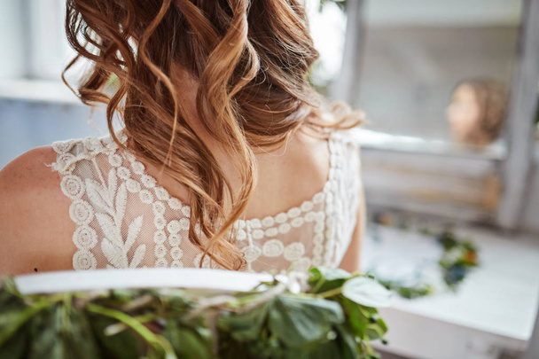 menina no colar de pérolas com penteado de casamento, vista das costas
 - Foto, Imagem